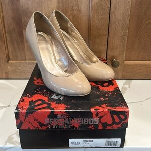 𝅺Fergalicious Nude Patent Leather Heels, size 7
